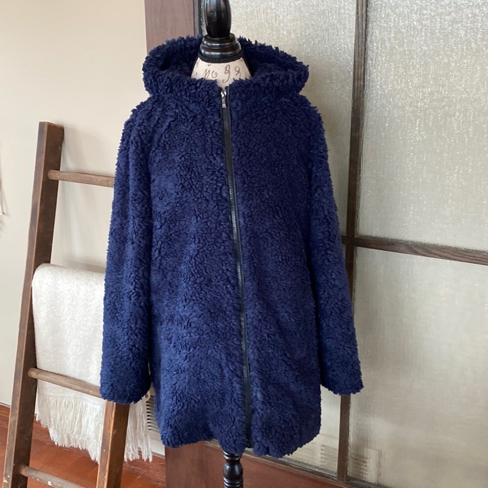 Issac Mizrahi softest Sherpa winter jacket in size large. pockets + hood!